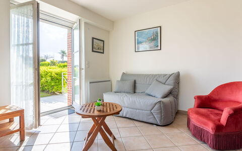 Le Parc du Prieuré: Furniture, Property, Couch, Picture Frame, Plant, Rectangle, Wood, Comfort, Table, Window