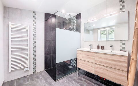 La Cheneraie: Flooring, Floor, Plumbing Fixture, Interior Design, Bathroom Cabinet, Tile, Bathroom, Plumbing, Tap