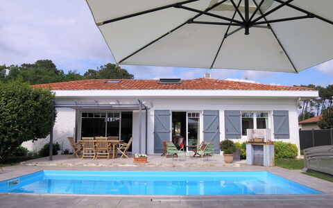 Villa Camélia: Sky, Plant, Water, Building, Property, White, Blue, Azure, Swimming Pool, Shade