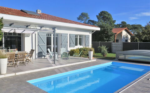 Villa Camélia: Plant, Water, Property, Sky, Building, Swimming Pool, Azure, Window, Tree, Architecture