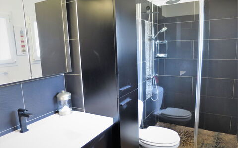 Villa Camélia: Mirror, Building, Plumbing Fixture, Sink, Property, Tap, Purple, Bathroom, Bathroom Sink, Toilet