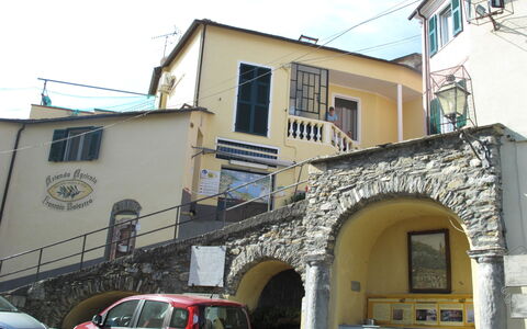 Arietta Vlo150: Car, Vehicle, Sky, Window, Building, Motor Vehicle