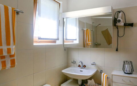 Cà Bias: Mirror, Tap, Sink, Plumbing Fixture, Bathroom Sink, Property, Bathroom Cabinet, Window, Bathroom