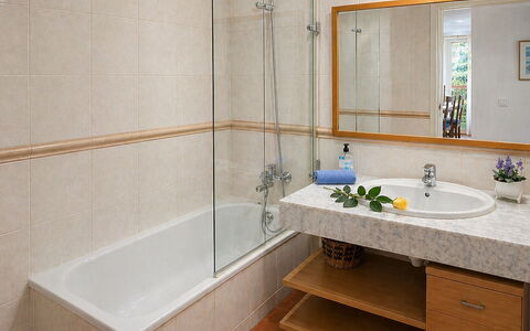 Pals 1647: Bathroom, Plumbing Fixture, Flooring, Bathroom Sink, Bathtub, Sink, Interior Design, Floor, Tap, Plumbing