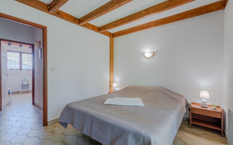 Le Lagon: Furniture, Property, Comfort, Building, Wood, Interior Design, Bed, Shade, Floor