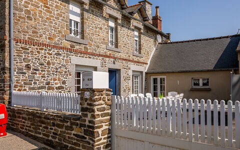 La Grève: Building, Window, Door, Sky, Wheel, Plant, House, Fence, Picket Fence, Wood