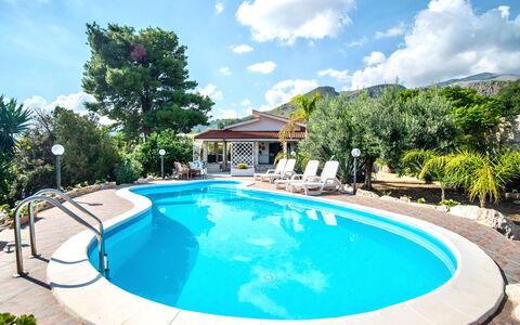 La Vela: Cloud, Water, Sky, Property, Swimming Pool, Plant, Nature, Azure, Tree, Shade