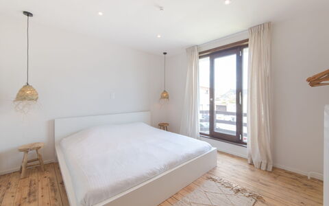 Hutje Bij de Zee: Property, Furniture, Window, Comfort, Wood, Shade, Floor, Wall, Real Estate