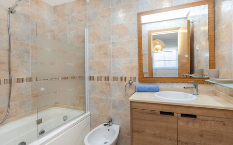 Cala Blanca i: Bathroom, Plumbing Fixture, Flooring, Interior Design, Sink, Floor, Bathroom Sink, Mirror, Tap, Bathtub