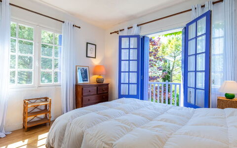 Les Figuiers: Window, Property, Furniture, Picture Frame, Comfort, Azure, Wood, Shade, Textile