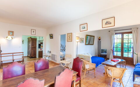 Les Figuiers: Table, Picture Frame, Furniture, Property, Chair, Wood, Interior Design, Floor, Flooring, Television