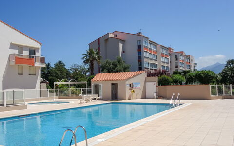 Les Golfes Clairs: Water, Sky, Plant, Swimming Pool, Building, Azure, Tree, Shade, Leisure, Condominium