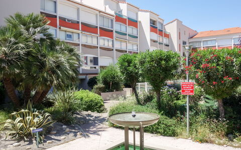 Les Golfes Clairs: Plant, Sky, Building, Property, Window, Architecture, Water, Land Lot, Urban Design, Neighbourhood