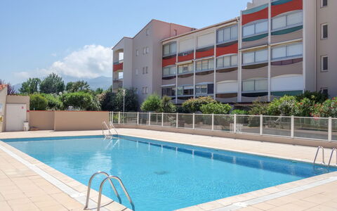 Les Golfes Clairs: Water, Sky, Building, Property, Plant, Swimming Pool, Azure, Window, Cloud, House