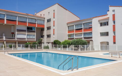Les Golfes Clairs: Water, Building, Property, Sky, Swimming Pool, Window, Azure, House, Rectangle, Interior Design