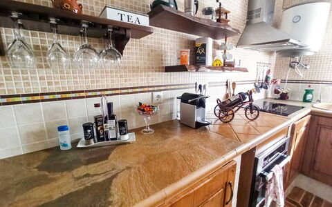 El Viso: Cabinetry, Countertop, Tap, Wood, Kitchen, Interior Design, Kitchen Sink, Flooring, Floor, Shelving