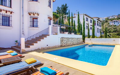 Pego 285: Water, Building, Property, Sky, Plant, Window, Blue, Swimming Pool, Azure, Shade