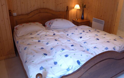 Le Jet D'Eau 19: Property, Furniture, Wood, Textile, Building, Comfort, Bed Frame, Floor, Hardwood, Pillow