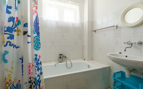 Csilla: Tap, Shower Curtain, Mirror, Plumbing Fixture, Property, Bathroom Sink, Bathtub, Building, Bathroom, Blue