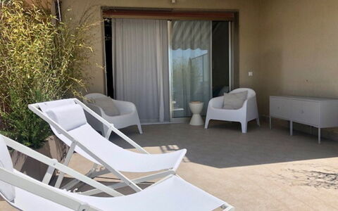 Ventimiglia 633: Furniture, Property, Comfort, Plant, Shade, Interior Design, Wood, Building, Floor, Outdoor Furniture