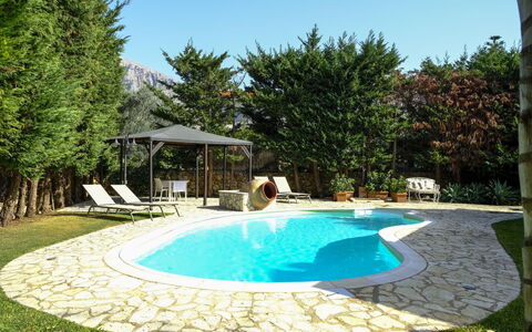 Carta Fashion: Water, Plant, Sky, Building, Swimming Pool, Tree, Shade, Grass, Leisure, Landscape