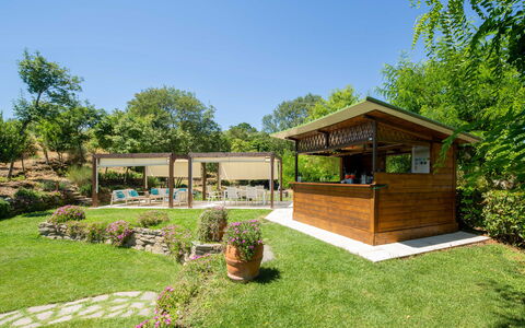 Villa Lastra: Plant, Sky, Tree, Natural Landscape, Flowerpot, Shade, Land Lot, Cottage, Grass, Rural Area
