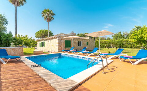 Can Delfin Alcudia: Sky, Water, Property, Building, Plant, Furniture, Swimming Pool, Blue, Azure, Tree
