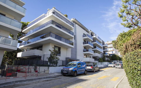Le Grey Pearl: Building, Apartment, Residential Area, Neighbourhood, Condominium, Family Car, Mixed-Use, Luxury Vehicle