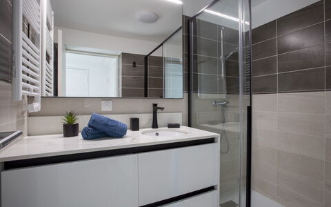 Le Grey Pearl: Interior Design, Plumbing Fixture, Flooring, Bathroom, Sink, Bathroom Sink, Bathroom Cabinet, Floor, Mirror, Countertop