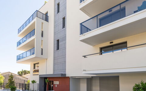 Le Grey Pearl: Building, Daytime, Plant, Window, White, Sky, Urban Design, Neighbourhood, Condominium