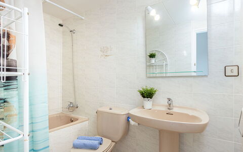 Garbinell: Mirror, Plumbing Fixture, Tap, Property, Sink, Bathroom Sink, Bathroom, Plant, Purple, Interior Design