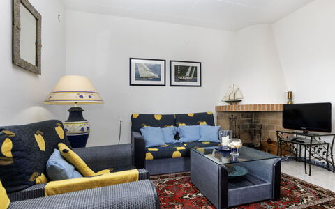 Can Berta: Picture Frame, Furniture, Property, Comfort, Table, Lighting, Interior Design, Couch, Flooring, Floor