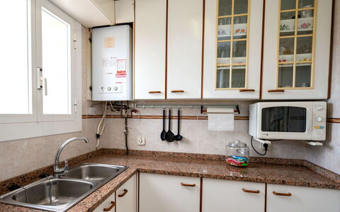 Cunit 63: Kitchen Sink, Tap, Property, Sink, Cabinetry, Window, Countertop, Plumbing Fixture, Kitchen, Wood