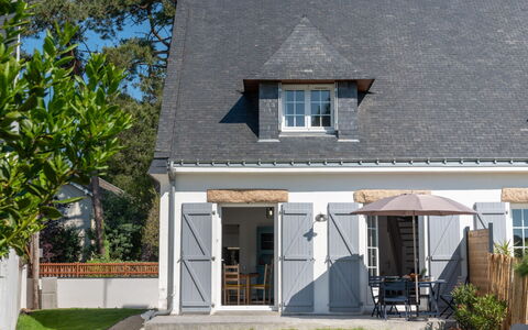 Bretagne: Plant, Building, Sky, Window, Door, Shade, Tree, House, Grass, Land Lot