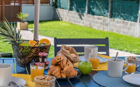 Bretagne: Food, Table, Tableware, Plant, Furniture, Green, Dishware, Coffee Cup, Drinkware, Cup