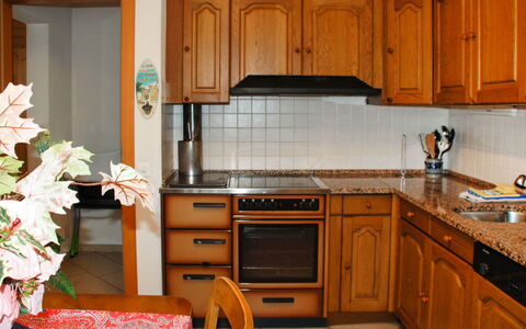Pina: Cabinetry, Countertop, Property, Kitchen Sink, Sink, Kitchen Appliance, Wood, Kitchen, Kitchen Stove, Drawer