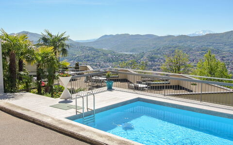 Lake-View Cosy: Sky, Water, Building, Property, Plant, Swimming Pool, Azure, Mountain, Architecture, Body Of Water