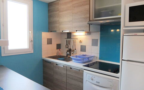 Collioure 400: Countertop, Room, Property, Cabinetry, Kitchen, Furniture, Interior Design, Building, Kitchen Stove, Sink