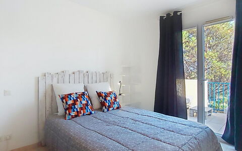 Les Grenadines: Bed, Furniture, Bedding, Bedroom, Bed Sheet, Interior Design, Linens, Throw Pillow, Textile, Floor