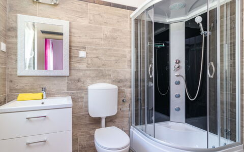 Mario: Mirror, Plumbing Fixture, Tap, Building, Property, Photograph, White, Bathroom Cabinet, Toilet, Bathroom