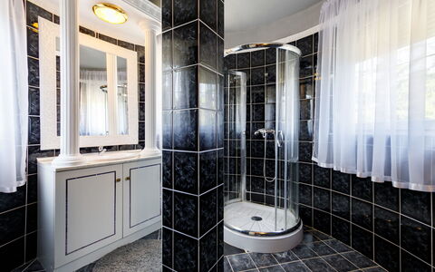Big Thuja: Mirror, Building, Plumbing Fixture, Bathroom, House, Interior Design, Flooring, Floor, Shower Door