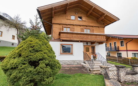 Haus Weickl: Plant, Sky, Property, Building, Window, Land Lot, Wood, Tree, Grass, Real Estate
