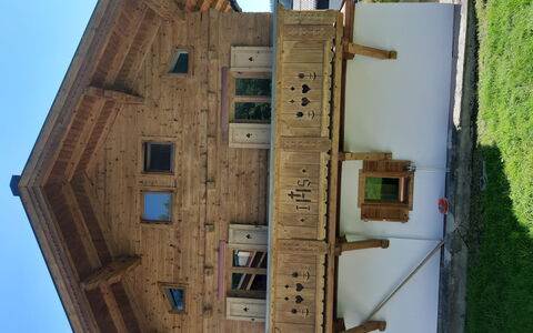 Haus Weickl: Building, Sky, Property, Window, Green, Blue, Architecture, Urban Design, Rectangle, Composite Material