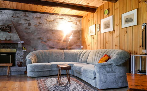 Rustico Tecc Berbis: Property, Furniture, Couch, Wood, Table, Interior Design, Flooring, Floor, Living Room, Hardwood