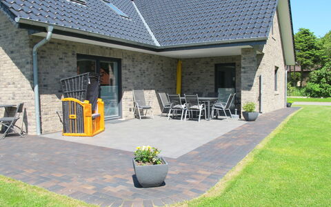 Sonnenschein: Plant, Sky, Property, Furniture, Flowerpot, Chair, Building, Window, Road Surface, House