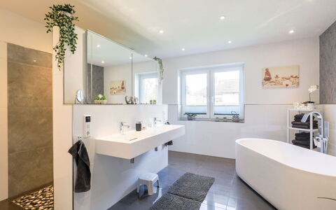 Sonnenschein: Mirror, Tap, Plumbing Fixture, Property, Sink, Building, Bathroom, Architecture, Interior Design, Floor