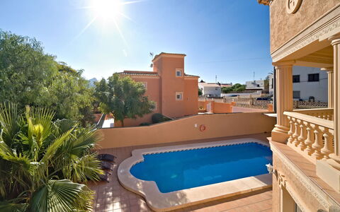 Calpetenis: Sky, Water, Building, Daytime, Light, Azure, Tree, Swimming Pool, Body Of Water, Plant