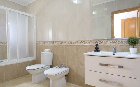 Calpetenis: Mirror, Plumbing Fixture, Bathroom Cabinet, Property, Sink, Bathroom Sink, Tap, Bathroom, Plant, Houseplant