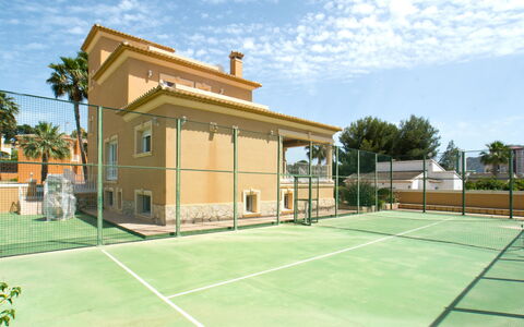 Nadaltenis: Sky, Cloud, Plant, Building, Shade, Tree, House, Grass, Window, Leisure