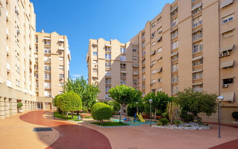 Essensacioneshome Los Almendros: Plant, Building, Daytime, Sky, Property, Window, Urban Design, Tower Block, Biome, Neighbourhood